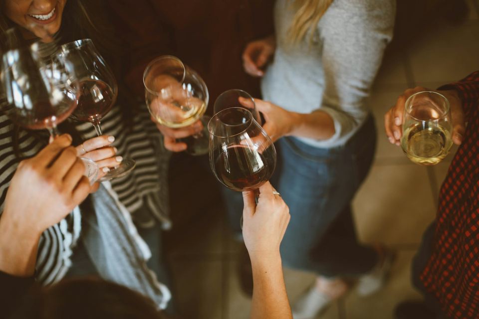 Dvignjeni kozarci vina